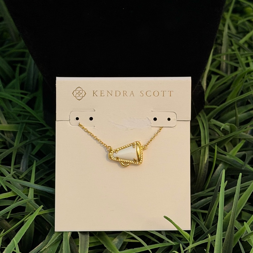 Kendra Scott Cheer Gold Short Pendant Necklace in White Mother-of-Pearl